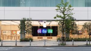 Apple Store Exterior Tokyo Shinjuku 04042018 scaled
