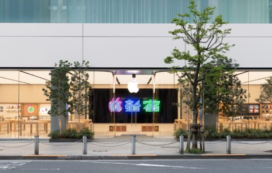 Apple Store Exterior Tokyo Shinjuku 04042018 scaled
