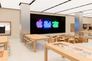 Apple Store Interior Toyko Shinjuku 04042018 scaled