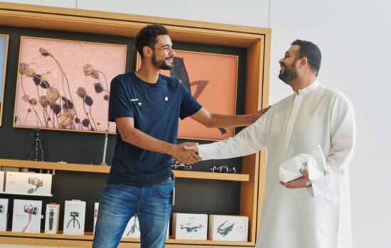 iPhone Xs Apple Watch Series 4 Dubai Mall Apple team member 09202018 scaled