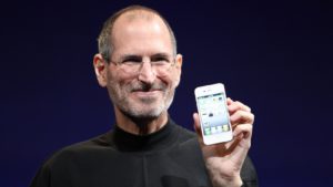 45895b83 steve jobs holding iphone 4
