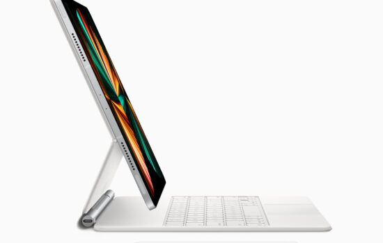 0d2cbab3 apple ipad pro spring21 magic keyboard side white 04202021