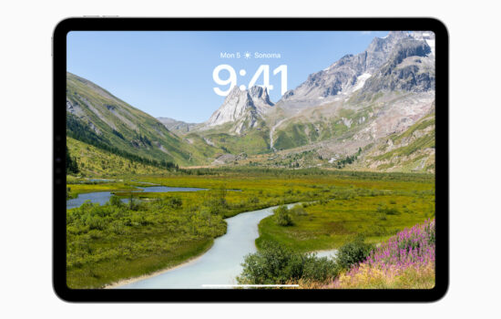 iPadOS 17 Lock Screen