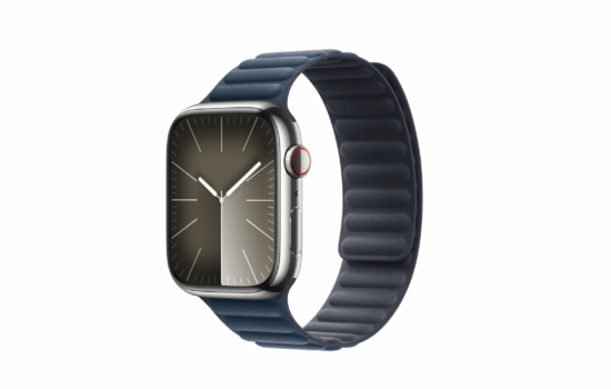 Apple Watch featuringg the pacific blue magnetic link band.
