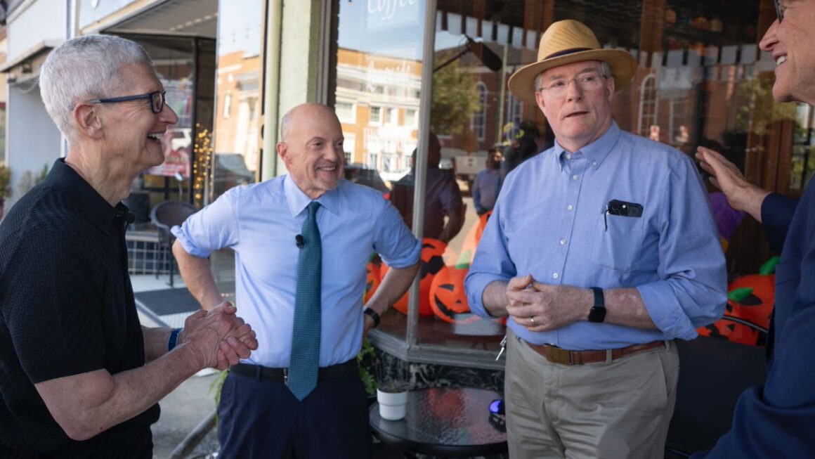 Tim Cook, Wendell Weeks, and Jim Cramer at the Corning Kentucky Factory