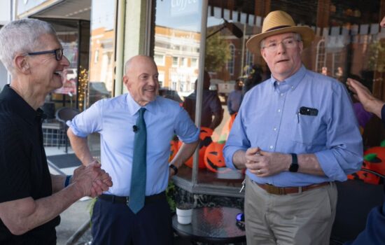 Tim Cook, Wendell Weeks, and Jim Cramer at the Corning Kentucky Factory