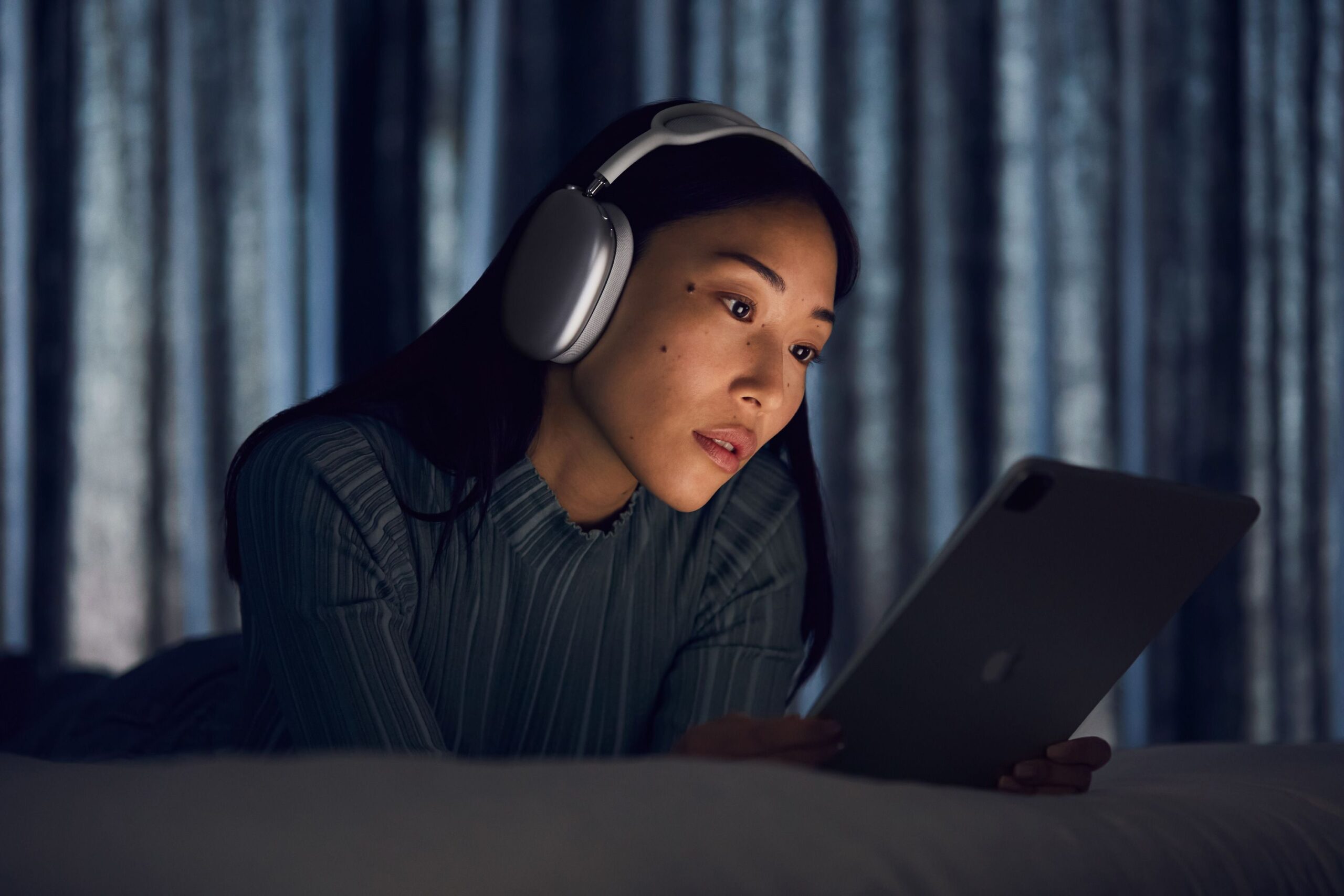 apple airpods max listening experience 2 scaled