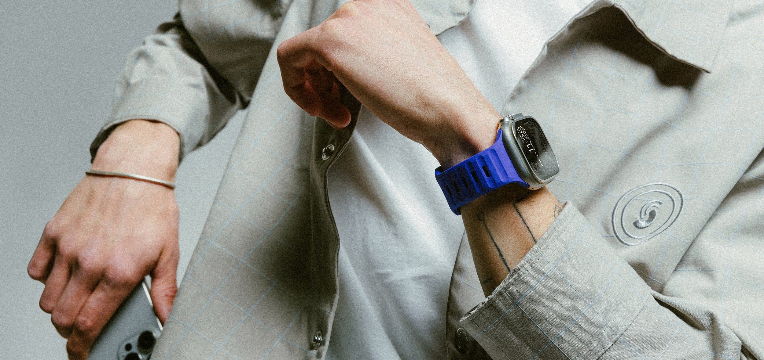 Close up on Nomad's Blurple band