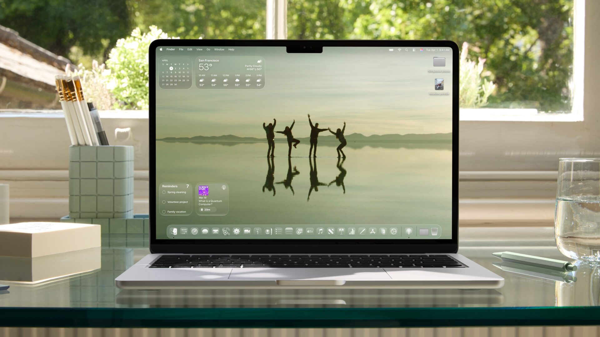 macOS 26 Tahoe home screen.