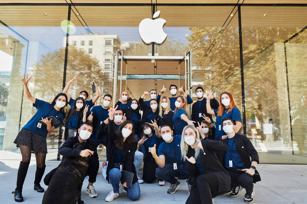 Apple Raises Pay For Some of its U.S. Retail Employees